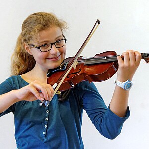Schülerfoto Instrumentalschüler mit Violine, Musikschule Darmstadt-Dieburg e.V.